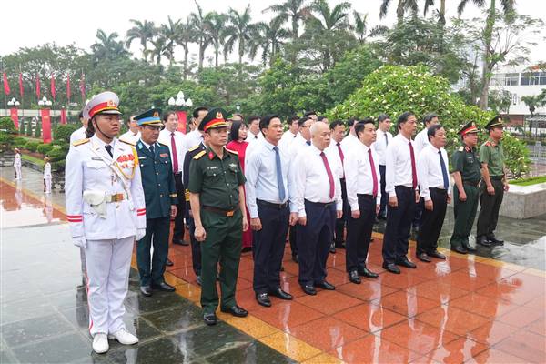 Lãnh đạo thành phố dâng hương tưởng niệm các Anh hùng liệt sỹ và đồng chí Nguyễn Đức Cảnh nhân Kỷ niệm 71 năm Ngày Giải phóng Hải Phòng (13/5/1955 - 13/5/2026)