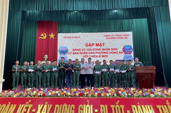 Phường Hồng An thăm, tặng quà chiến sỹ là công dân của phường nhập ngũ năm 2026