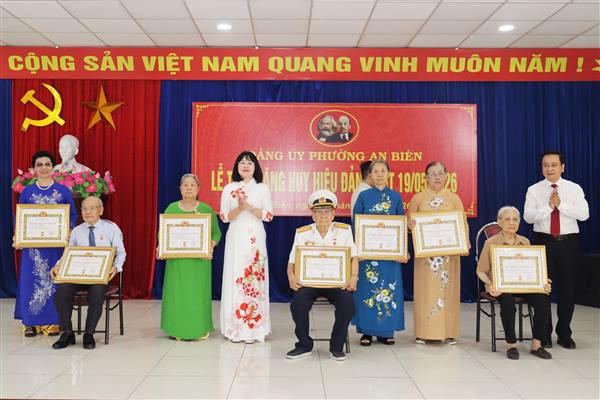 Đảng ủy phường An Biên trao tặng Huy hiệu Đảng đợt 19/5/2026 cho 123 đảng viên