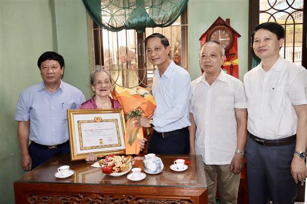 Phó Bí thư Thường trực Thành ủy Đỗ Mạnh Hiến trao tặng Huy hiệu 80 năm tuổi Đảng cho đảng viên thuộc Đảng bộ phường Hồng Bàng