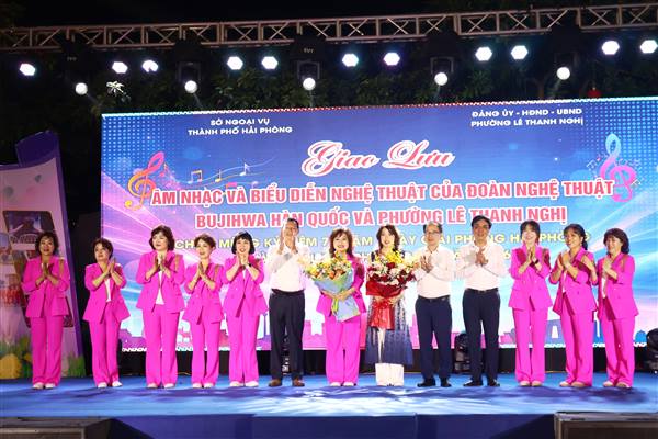 Giao lưu nghệ thuật Việt Nam - Hàn Quốc sôi động tại phố đi bộ Bạch Đằng
