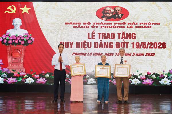 Đảng ủy phường Lê Chân trao tặng Huy hiệu Đảng đợt 19/5/2026 cho 161 đảng viên
