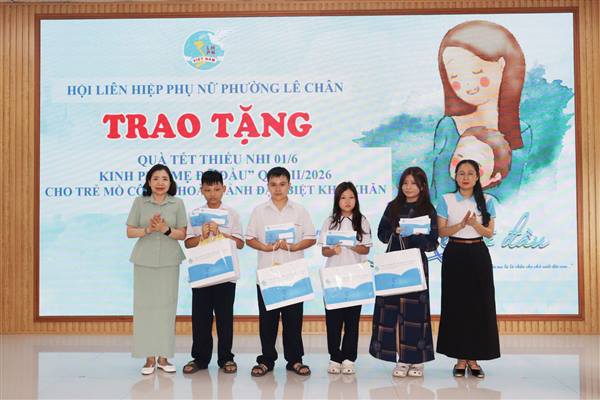 Hội Liên hiệp Phụ nữ phường Lê Chân tặng quà cho trẻ em mồ côi, trẻ có hoàn cảnh đặc biệt khó khăn nhân Ngày Quốc tế Thiếu nhi 1/6