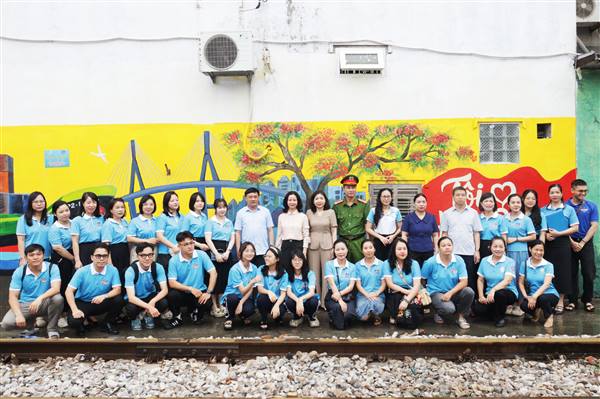 Hội LHPN phường Lê Chân gắn biển mô hình “Sắc màu đường tàu phường Lê Chân” chào mừng kỷ niệm 71 năm Ngày Giải phóng Hải Phòng