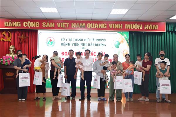 Thăm, tặng quà thiếu nhi tại Bệnh viện Nhi Hải Dương và Trung tâm Nuôi dưỡng Bảo trợ xã hội