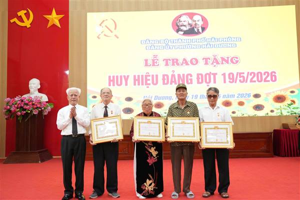 Đảng ủy phường Hải Dương trao tặng Huy hiệu Đảng cho 88 đảng viên đợt 19/5