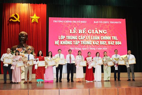Bế giảng lớp Trung cấp lý luận chính trị, hệ không tập trung K42 B02, K42 B04