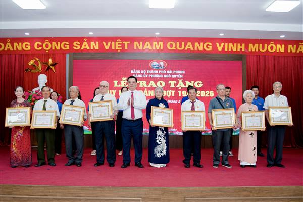 Đảng bộ phường Ngô Quyền trao tặng Huy hiệu Đảng cho 91 đảng viên đợt 19/5