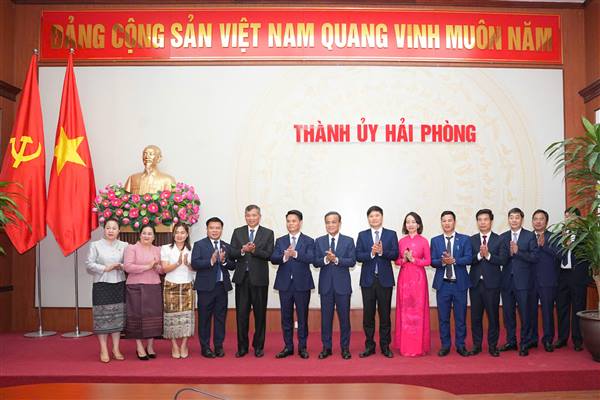 Bí thư Thành ủy Lê Ngọc Châu tiếp xã giao Đoàn đại biểu chính quyền tỉnh Viêng Chăn và tỉnh U-đôm-xay (Lào)