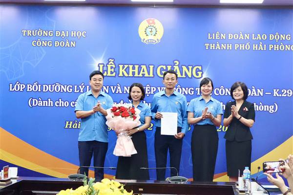 Khai giảng Lớp bồi dưỡng lý luận và nghiệp vụ công tác Công đoàn