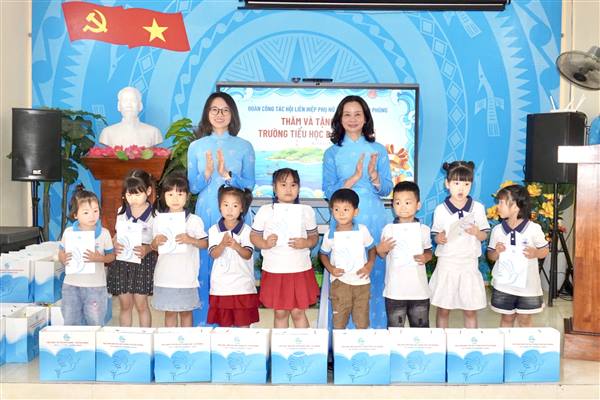 Hội Liên hiệp Phụ nữ thành phố tổ chức nhiều hoạt động ý nghĩa trong chương trình "Hướng về đảo tiền tiêu Bạch Long Vĩ"