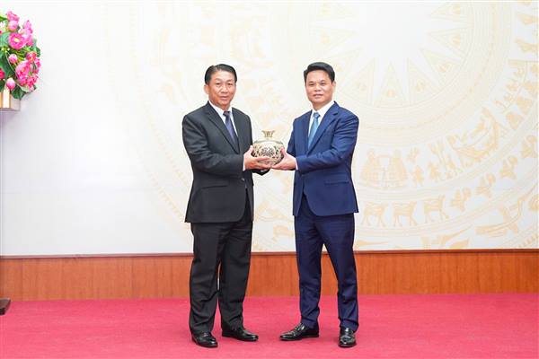 Bí thư Thành ủy Lê Ngọc Châu tiếp xã giao Đoàn đại biểu cấp cao tỉnh Luông Pha Bang