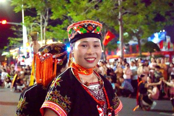 Sôi nổi Chương trình nghệ thuật đường phố “Giao lưu văn hóa các dân tộc” tại Dải trung tâm thành phố