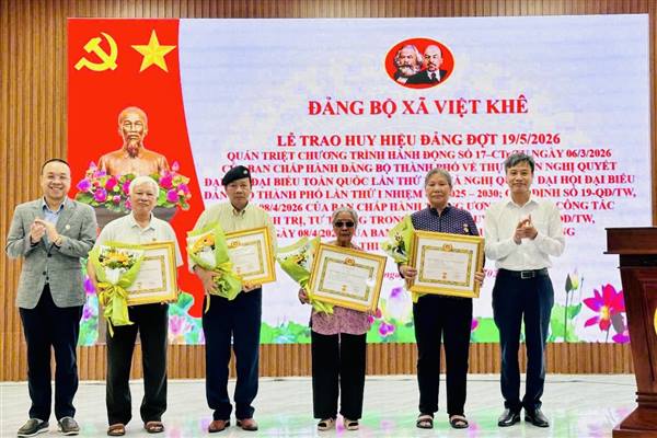 Đảng bộ xã Việt Khê trao tặng Huy hiệu Đảng đợt 19/5 và quán triệt các văn bản của Trung ương, Thành ủy