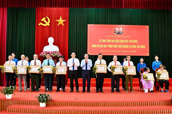 Đảng ủy phường Lê Ích Mộc trao tặng Huy hiệu Đảng đợt 19/5 và công bố các quy trình giải quyết công việc trong công tác Đảng