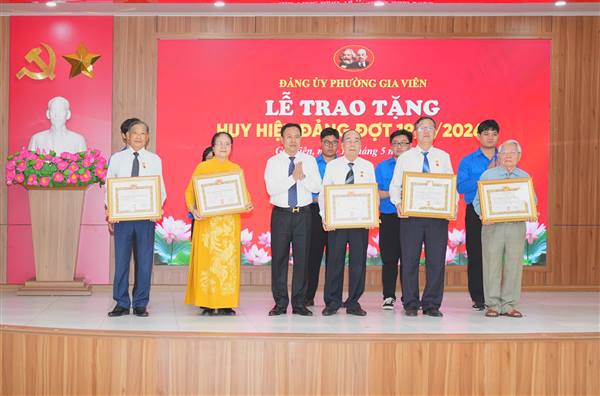 Đảng ủy phường Gia Viên trao tặng 122 Huy hiệu Đảng đợt 19/5