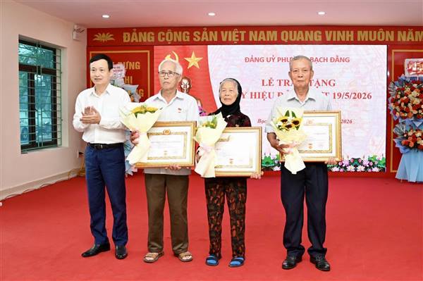 Đảng ủy Phường Bạch Đằng: Trao Huy hiệu Đảng Đợt 19/5 và tổ chức Hội thi Báo cáo viên, Tuyên truyền viên giỏi