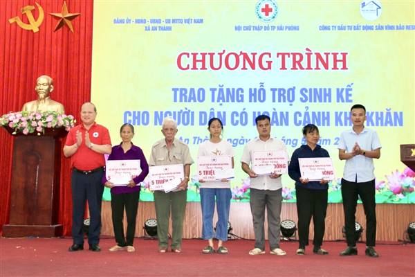 Trao tặng sinh kế cho 10 người dân có hoàn cảnh khó khăn của xã An Thành