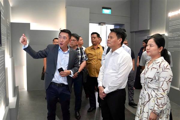 Bí thư Thành ủy Lê Ngọc Châu trao Quyết định chấp thuận đầu tư 03 Dự án của VSIP triển khai trên địa bàn thành phố tại Singapore