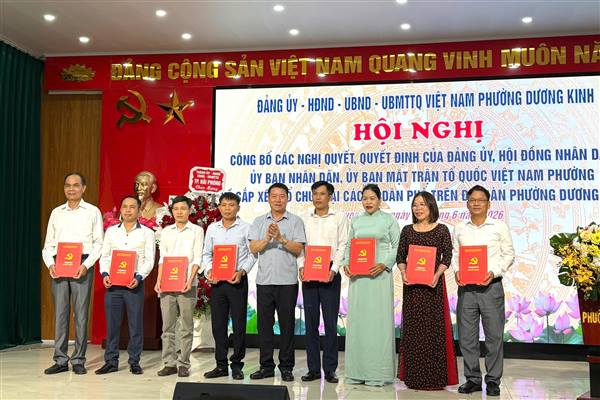 Phường Dương Kinh công bố các Quyết định tổ chức bộ máy tại Tổ dân phố trên địa bàn