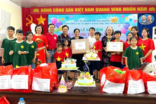 Thăm tặng quà trẻ em Làng trẻ em SOS Hải Phòng và Trung tâm Công tác xã hội và Bảo trợ trẻ em Hoa Phượng nhân Ngày Quốc tế thiếu nhi 1/6