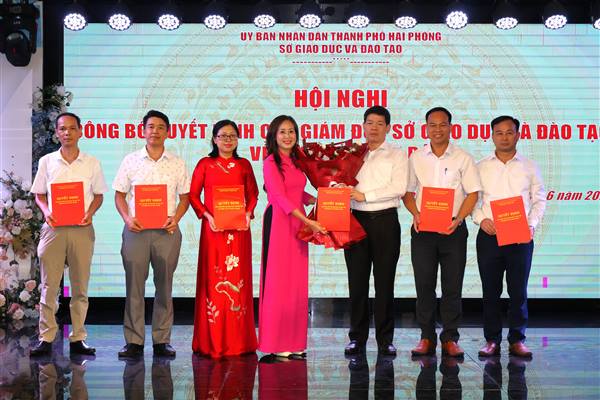 Công bố Quyết định sáp nhập, chia tách các Trung tâm Giáo dục nghề nghiệp - Giáo dục thường xuyên trên địa bàn thành phố