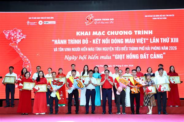 Tôn vinh, tri ân 62 gia đình và 260 cá nhân tiêu biểu trong phong trào hiến máu của thành phố