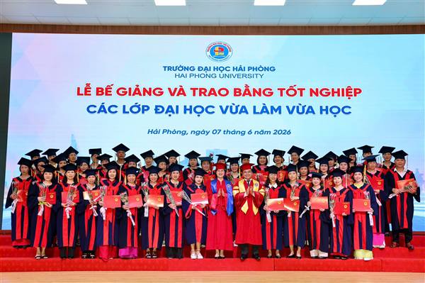 Trường Đại học Hải Phòng tổ chức Bế giảng và trao Bằng tốt nghiệp các lớp Đại học vừa làm vừa học