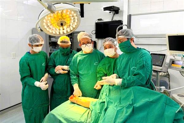 Bệnh viện Hữu nghị Việt Tiệp nối thành công bàn tay đứt rời cho bệnh nhân bị tai nạn lao động