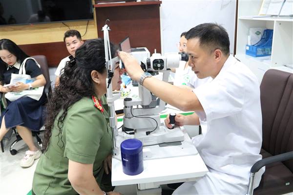 Bệnh viện Mắt Hải Phòng khám và điều trị cho đội ngũ người làm báo nhân kỷ niệm 101 năm Ngày Báo chí Cách mạng Việt Nam