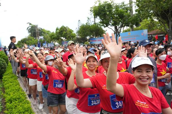 Gần 5.000 cán bộ, đoàn viên Công đoàn tham gia giải chạy tập thể “Những bước chân khỏe đẹp năm 2026”