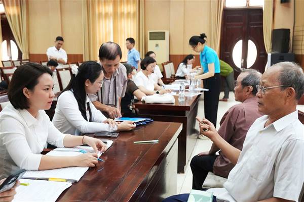 Phường Hải Dương hỗ trợ người dân thực hiện thủ tục ủy quyền hưởng lương hưu, trợ cấp bảo hiểm xã hội