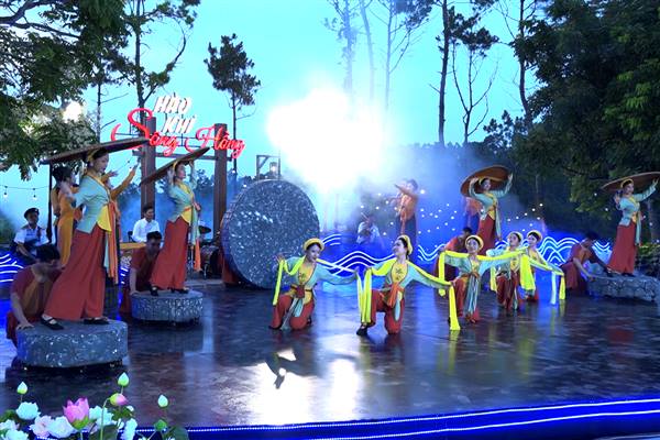 Đặc sắc Chương trình nghệ thuật “Hào khí sông Hồng” tại Đồi Thiên Văn 