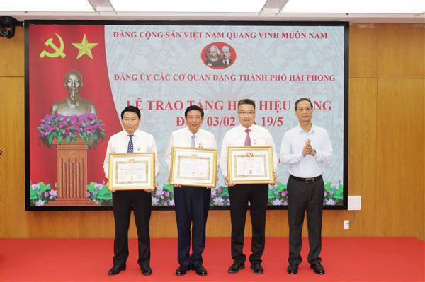 Đảng ủy Các cơ quan Đảng thành phố trao tặng Huy hiệu Đảng đợt 3/2 và 19/5/2026