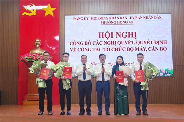 Phường Hồng An công bố các Quyết định về công tác tổ chức bộ máy, cán bộ