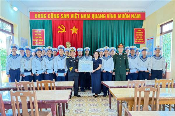 Phường Hồng Bàng thăm, động viên chiến sĩ mới là con em địa phương đang học tập, rèn luyện tại các đơn vị quân đội
