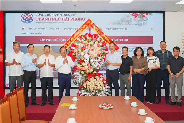 Chủ tịch HĐND thành phố Lê Văn Hiệu thăm, chúc mừng Cổng Thông tin điện tử thành phố và Chuyên đề An ninh Hải Phòng nhân Ngày Báo chí Cách mạng Việt Nam