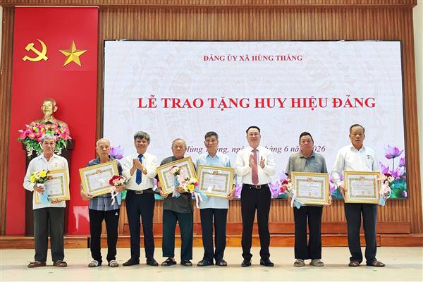Đảng ủy xã Hùng Thắng trao tặng Huy hiệu Đảng đợt 19/5/2026 cho các đảng viên