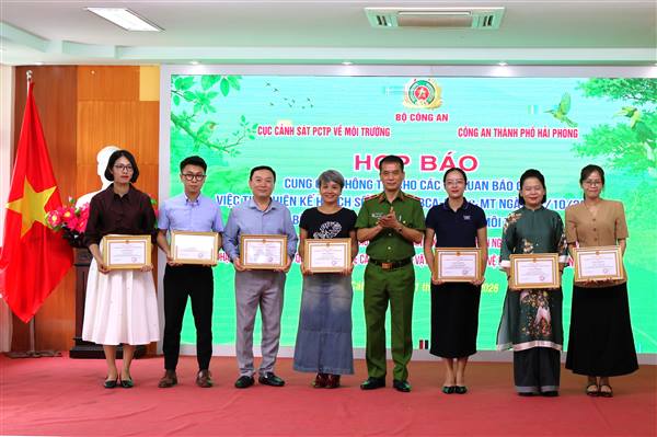 Khen thưởng 11 cá nhân có thành tích xuất sắc trong bảo vệ môi trường, tài nguyên và an toàn thực phẩm