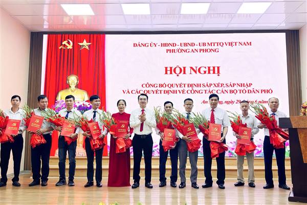 Phường An Phong công bố các Quyết định sắp xếp, sáp nhập Chi bộ, Tổ dân phố và công tác cán bộ Tổ dân phố