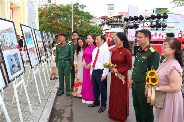 Khai mạc Triển lãm ảnh, tư liệu về gia đình với chủ đề “Khoảnh khắc sum họp”