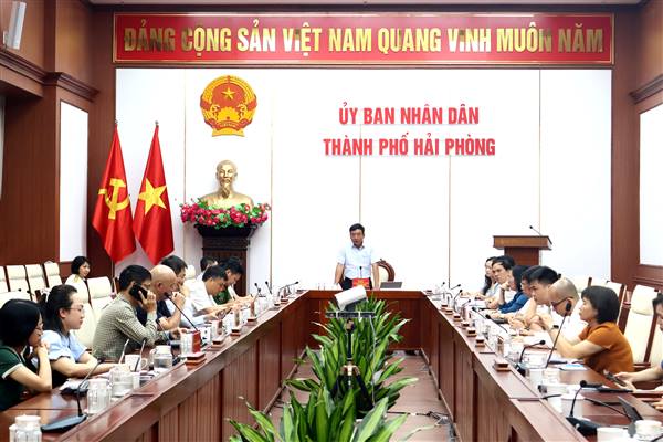 Lãnh đạo thành phố làm việc với doanh nghiệp kinh doanh xăng dầu ngoại tỉnh về nghĩa vụ thuế