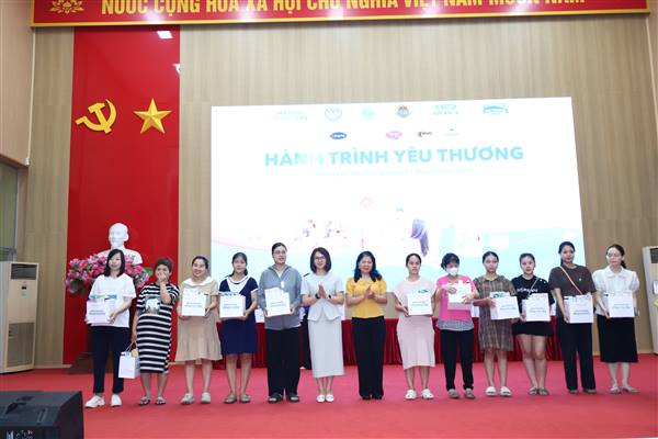 Chương trình "Hành trình yêu thương" năm 2026 trao nhiều phần quà ý nghĩa tới phụ nữ và trẻ em có hoàn cảnh khó khăn