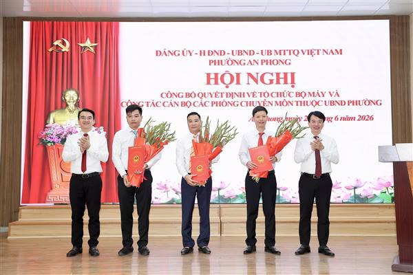 Phường An Phong công bố các Quyết định về tổ chức bộ máy, công tác cán bộ và sơ kết công tác 6 tháng đầu năm 2026