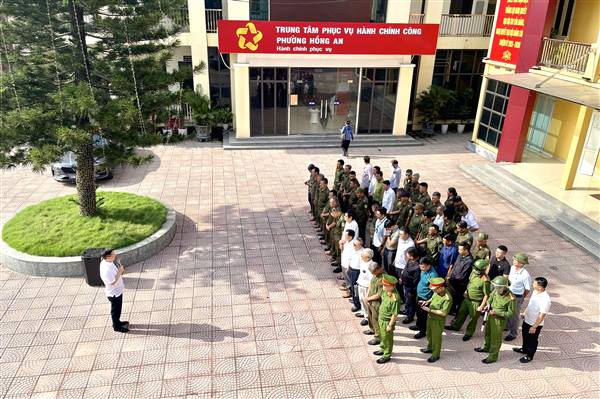 Phường Hồng An ra quân tuyên truyền, xử lý vi phạm về trật tự đường hè, vệ sinh môi trường và hành lang an toàn giao thông
