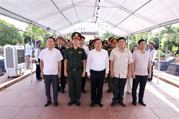 Phường Hồng An dâng hương tưởng niệm, lẫy mẫu giám định ADN hài cốt liệt sĩ chưa xác định được thông tin