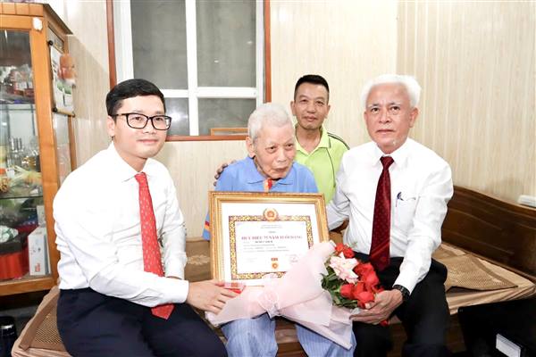 Đảng ủy xã Tiên Lãng trao tặng Huy hiệu Đảng đợt 19/5/2026 và triển khai nhiệm vụ trọng tâm 6 tháng cuối năm 2026