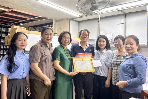 Phường Hồng Bàng thăm và động viên, tặng quà các gia đình văn hóa tiêu biểu