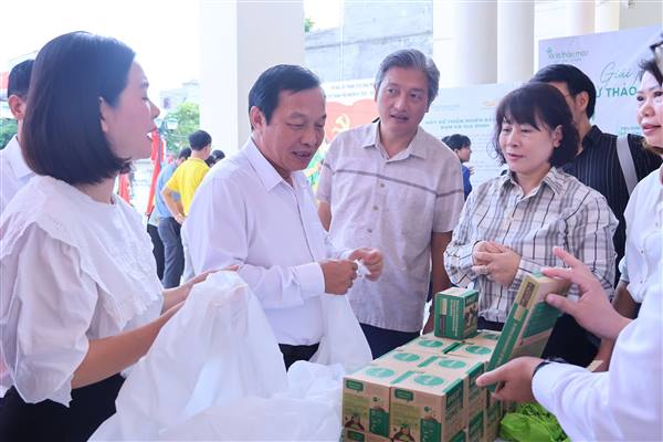 Chủ tịch HĐND thành phố Lê Văn Hiệu dự Lễ phát động phong trào “Toàn dân chung tay bảo vệ môi trường, vì một Hải Phòng xanh - sạch - đẹp” tại xã Gia Lộc