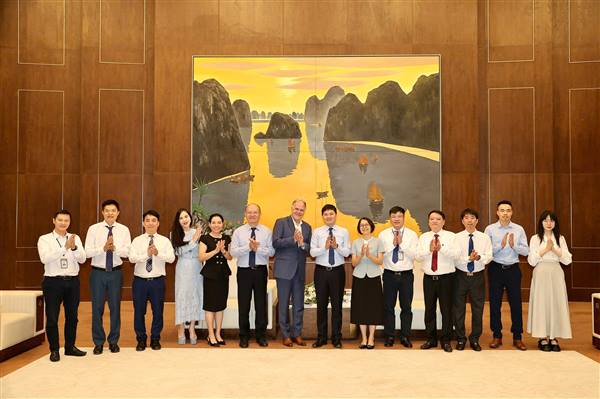 Phó Chủ tịch UBND thành phố Hoàng Minh Cường tiếp xã giao Đoàn công tác Tập đoàn STC Group (Hà Lan)